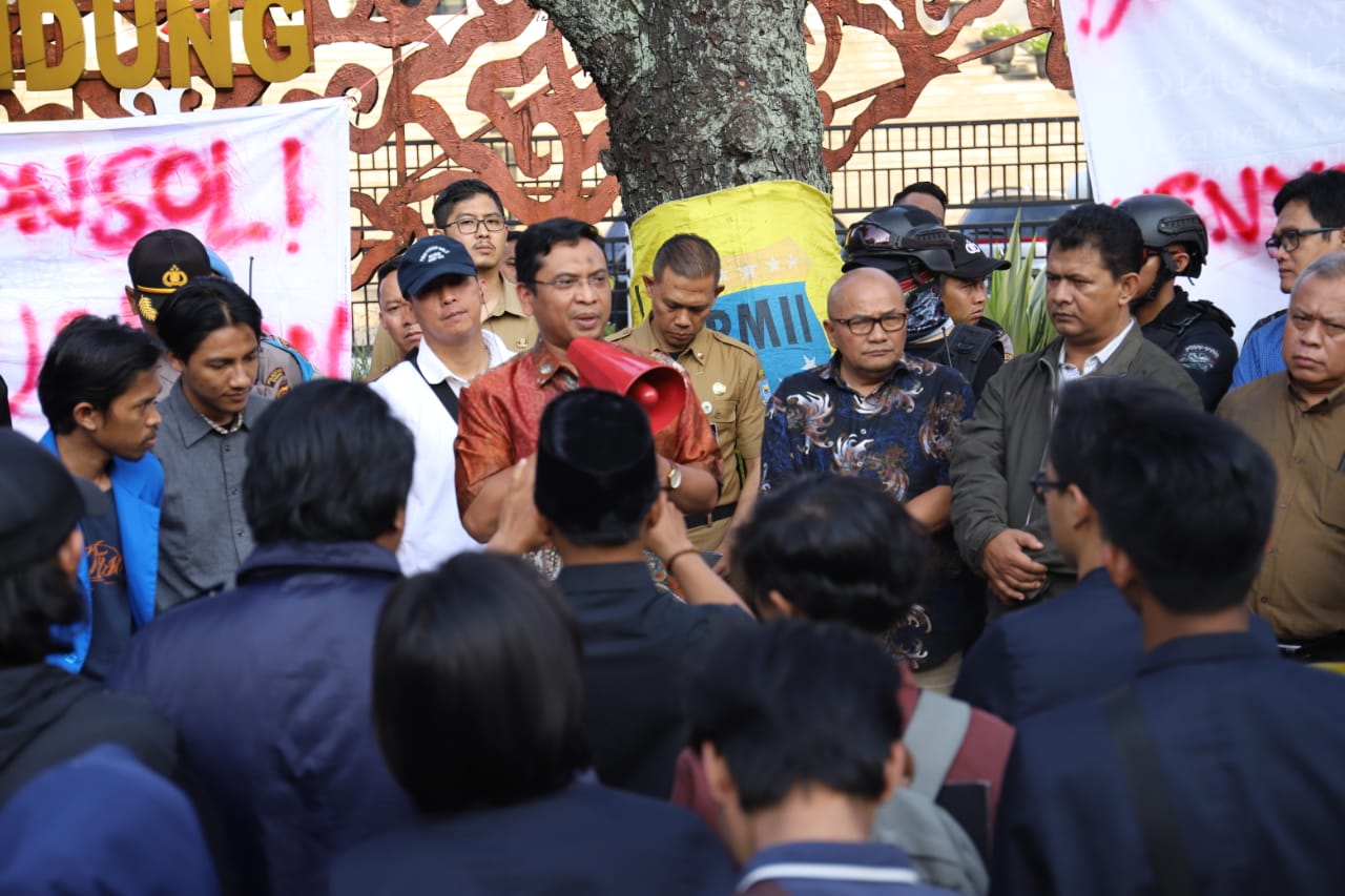 Ketua DPRD Kota Bandung Tedy Rusmawan Temui Pengunjuk Rasa di Lokasi Aksi
