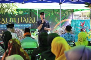 Wakil Ketua DPRD Kota Bandung Dr. Edwin Senjaya S.E., M.M., menghadiri halalbihalal warga Kelurahan Kujangsari, Kecamatan Bandung Kidul, Jumat (20/5/2022).