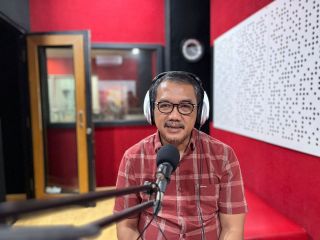 Ketua Komisi D DPRD Kota Bandung, H. Aries Supriyatna, S.H., M.H., saat menjadi narasumber talk show Obrolan Plus Solusi (OPSI), di Studio PRFM, Jumat 29 Maret 2024.