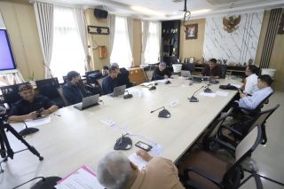 Pansus 8 DPRD Kota Bandung melakukan rapat membahas Raperda Kota Bandung tentang Penyelenggaraan Keolahragaan, di Ruang Rapat Komisi D, Kamis, 28 Maret 2024.