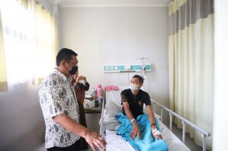 Ketua DPRD Kota Bandung, H. Tedy Rusmawan A.T., M.M., melaksanakan monitoring kasus Demam Berdarah Dengue (DBD), di Rumah Sakit Umum Daerah (RSUD) Kota Bandung, Senin 1 April 2024.