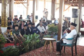 Ketua DPRD Kota Bandung, H. Tedy Rusmawan A.T., M.M., menghadiri acara Silaturahmi Ulama dan Umaro menyambut Hari Raya Idulfitri 1445 H, di Pendopo Kota Bandung, Jumat, 5 April 2024.